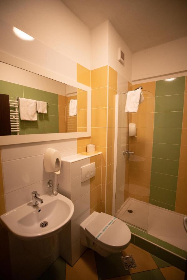 Hotel Check Inn Timisoara Bagian luar foto