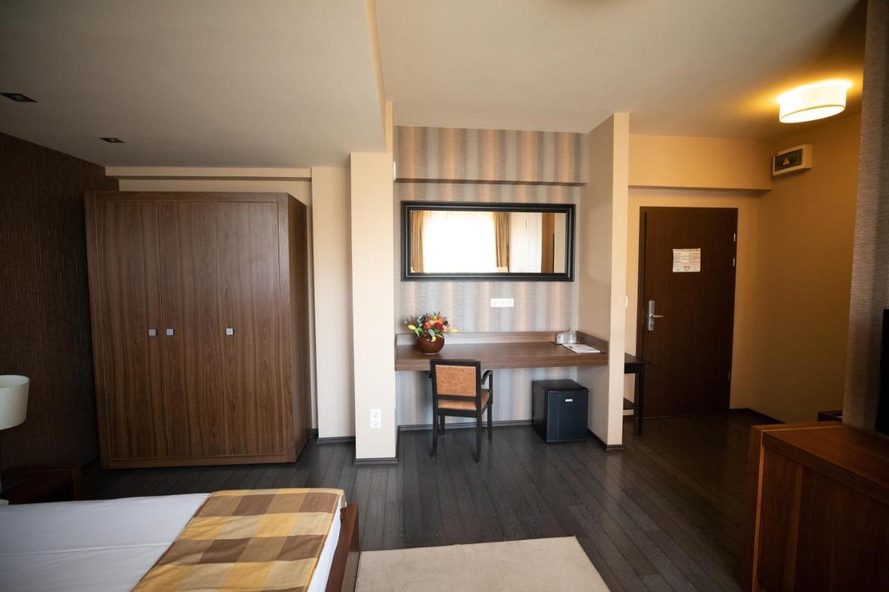 Hotel Check Inn Timisoara Bagian luar foto